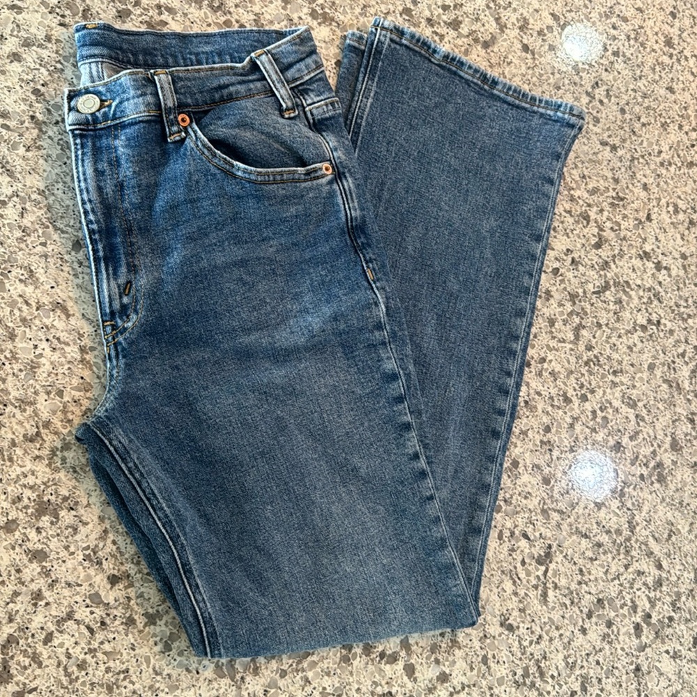 GAP: 90s loose flare mid rise, gap jeans, perfect condition. Size 8/29.